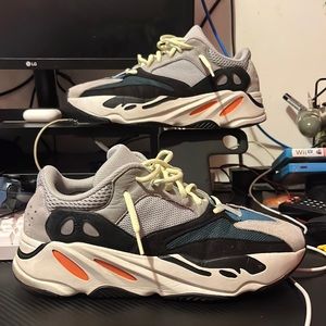 Yeezy 700 Wave Runners size 9 (NO BOX!!!!!)